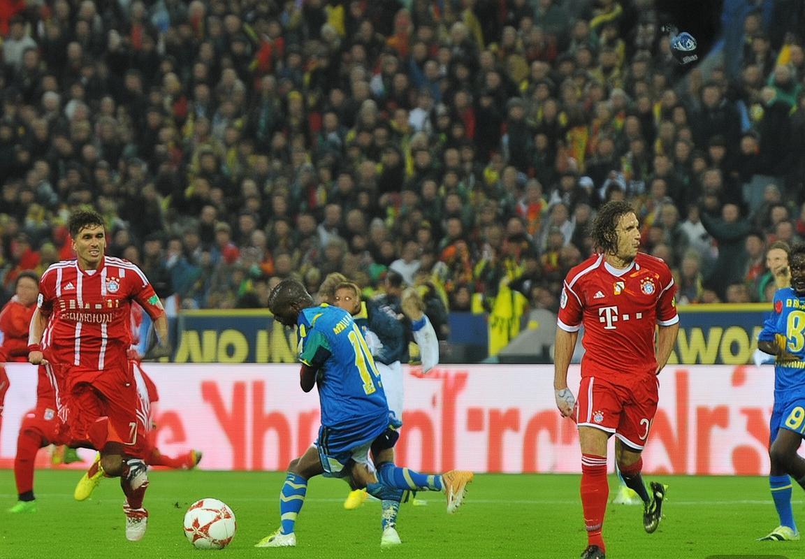 2013德甲拜仁慕尼黑VS不莱梅巅峰对决：战术交锋与精彩瞬间(图2)