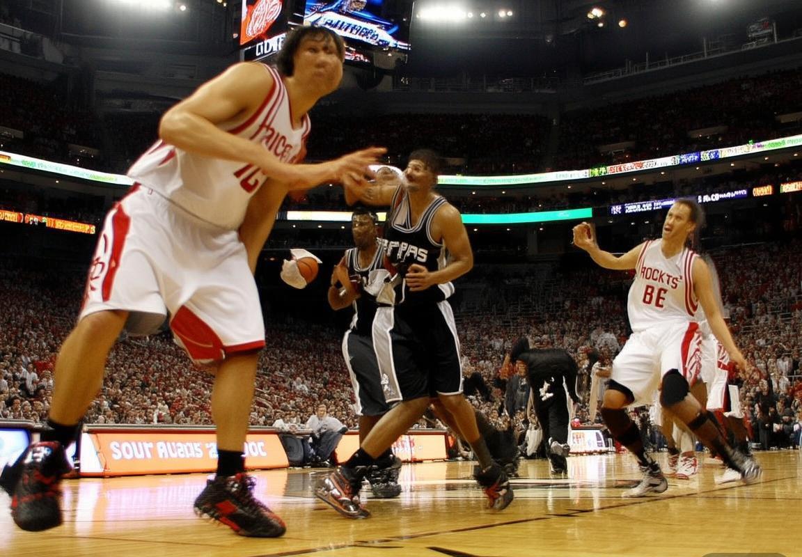 2004年NBA经典对决：火箭与马刺巅峰火花碰撞回顾(图2)